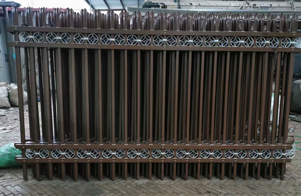 等待裝車(chē).jpg 等待裝車(chē).jpg